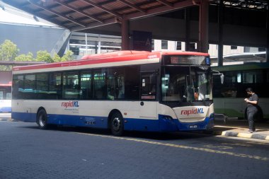 Kuala Lumpur, Malezya - Haziran 07, 2022: Hızlı KL otobüsü Kuala Lumpur 'da yola çıkıyor. Bu otobüs Kuala Lumpur 'da toplu taşıma sisteminin bir parçasıdır.