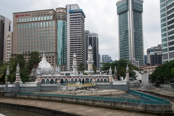 Mesquita Masjid Jamek Com Fundo Arranha Céus Financeiros Bancários Kuala — Fotografia de Stock