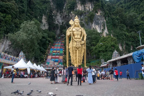马来西亚吉隆坡 2022年6月6日 巨大的金像穆鲁甘领主 然后进入马来西亚吉隆坡的巴图洞穴的彩虹楼梯 印度教神的战争与胜利 — 图库照片