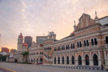 Kuala Lumpur, Malezya - Haziran 07, 2022: Kuala Lumpur Malezya 'daki Merdeka Meydanı' nın önündeki Sultan Abdul Samad binası. Kuala Lumpur 'daki en ikonik binalardan biridir.