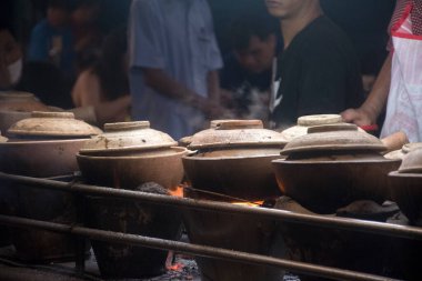Kuala Lumpur, Malezya - Haziran 07, 2022: Kuala Lumpur 'da Çin Mahallesi' nde kömür ateşiyle yapılan Claypot yemek hazırlığı