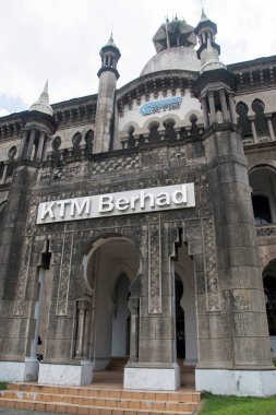 Kuala Lumpur, Malezya - Haziran 09, 2022: Kuala Lumpur, Malezya 'daki güzel KTM Berhad Binası. Burası Malezya Demiryolu İdaresi Ofisi.