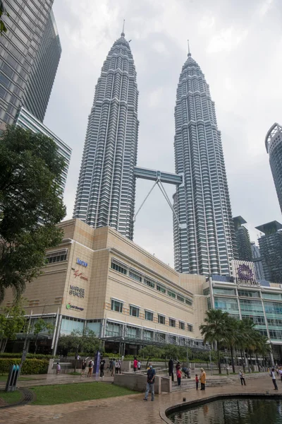 马来西亚吉隆坡 2022年6月7日 吉隆坡著名双塔石化公司Petronas — 图库照片