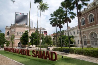 Kuala Lumpur, Malezya - Haziran 2022: Kuala Lumpur Malezya 'daki Merdeka Meydanı' nın önündeki Sultan Abdul Samad binası. Kuala Lumpur 'daki en ikonik binalardan biridir.