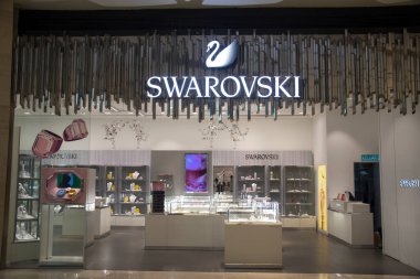 Genting, Malezya - 10 Haziran 2022: Genting Highlands, Malezya 'da bir mağaza cephesinde Swarovski kuğu sembolü ve logosu.
