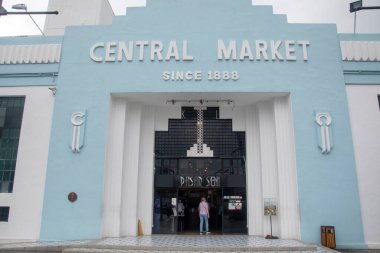 Kuala Lumpur, Malezya - Haziran 07, 2022: Kuala Lumpur 'daki Central Market adlı sanat deco binasının ana girişi. Pazar 1888 'de inşa edildi.