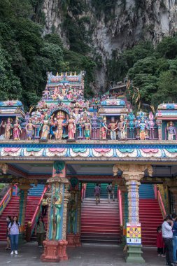 Kuala Lumpur, Malezya - Haziran 2022: Batu Mağaralarına giriş, büyük ve küçük mağaraları ve Hindistan dışında çok popüler bir Hindu tapınağı olan kireçtaşı tepesi