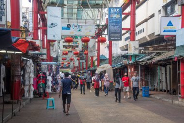 Kuala Lumpur, Malezya - 7 Haziran 2022: Kuala Lumpur, Kuala Lumpur 'daki ünlü Petaling pazarı. Jalan Petaling, Çin Mahallesi olarak da bilinir..