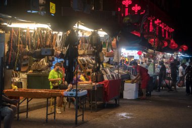 Kuala Lumpur, Malezya - 7 Haziran 2022: Kuala Lumpur, Kuala Lumpur 'daki ünlü Petaling pazarı. Jalan Petaling, Çin Mahallesi olarak da bilinir..