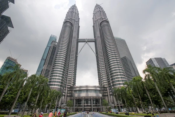 马来西亚吉隆坡 2022年6月7日 马来西亚吉隆坡市具有里程碑意义的Petronas Twin Towers和Klcc Twin Towers 这些塔是世界上最高的双子塔 — 图库照片