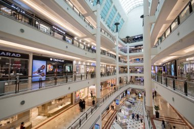 Kuala Lumpur, Malezya - 7 Haziran 2022: Kuala Lumpur 'daki Suria KLCC alışveriş merkezinin iç çekimi. Suria KLCC, Petronas İkiz Kuleleri 'nin eteklerinde bulunan 6 katlı bir alışveriş merkezi.