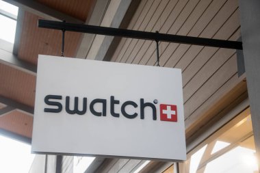 Genting, Malezya - 8 Haziran 2022 Genting Highland Premium Outlet, Malezya. Swatch, çok sevilen koleksiyonlar da dahil olmak üzere bir dizi şık saat sunar.