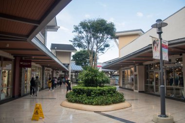 Genting, Malezya - 10 Haziran 2022 Genting Highlands Premium Outlets, Malezya. Geniş bir moda koleksiyonu olan açık hava alışveriş merkezi.