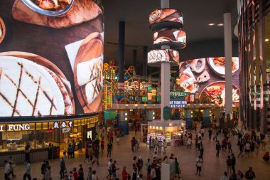 Genting, Malezya - 10 Haziran 2022: Resorts World Genting 'deki Skytropolis Salon Tema Parkı manzarası. Skytropolis, heyecan verici ve renkli ışıklarıyla fütürist bir karnavala benziyor.