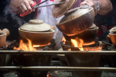 Kuala Lumpur, Malezya - Haziran 07, 2022: Kuala Lumpur 'da Çin Mahallesi' nde kömür ateşiyle yapılan Claypot yemek hazırlığı