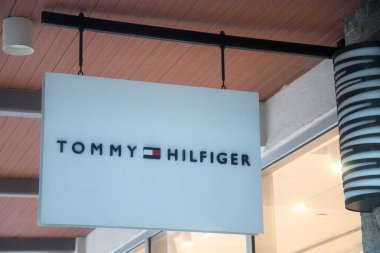 Genting, Malezya - 8 Haziran 2022: Tommy Hilfiger mağazası ve Genting Highland Premium Outlet, Malezya. Tommy Hilfiger, Amerikan Premium giyim markası.
