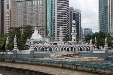 Kuala Lumpur 'daki mali ve bankacılık gökdelenlerinin geçmişine sahip Cami Mescidi Jamek