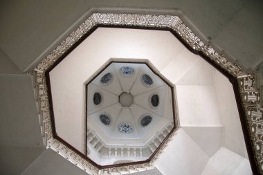 Kuala Lumpur, Malezya - 9 Haziran 2022: KTM Genel Merkezi binasının içindeki sarmal merdiven. Başlangıçta Birleşik Malay Eyaletleri (FMS) Demiryolu İdaresi Merkez Ofisi 'nin binasıydı.