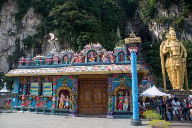 Kuala Lumpur, Malezya - Haziran 2022: Büyüleyici renkli Dravidian mimari filleri, tanrısal heykeller, Batu Mağaraları 'ndaki sütunlarla süslenmiş renkli küçük Hindu tapınma yeri