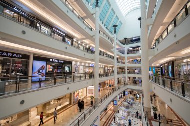 Kuala Lumpur, Malezya - 7 Haziran 2022: Kuala Lumpur 'daki Suria KLCC alışveriş merkezinin iç çekimi. Suria KLCC, Petronas İkiz Kuleleri 'nin eteklerinde bulunan 6 katlı bir alışveriş merkezi.