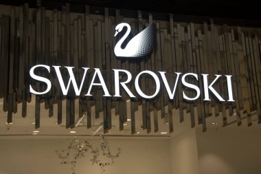 Genting, Malezya - 10 Haziran 2022: Genting Highlands, Malezya 'da bir mağaza cephesinde Swarovski kuğu sembolü ve logosu.