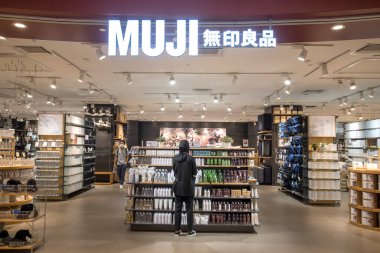 Kuala Lumpur, Malezya - Haziran 07, 2022: Kuala Lumpur 'daki Suria KLCC alışveriş merkezindeki Muji mağazasına giriş. Muji, çok çeşitli ev ve tüketici ürünleri satan bir Japon perakende şirketidir.