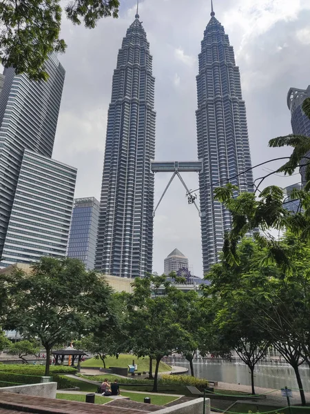 马来西亚吉隆坡 2022年6月7日 马来西亚吉隆坡Klcc花园的双子塔 — 图库照片