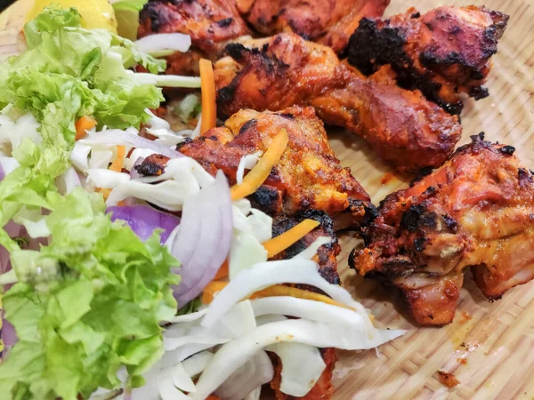 Kurczak Tandoori Służył Drewnianym Rustykalnym Tle Kurczak Tandoori Jest Przygotowywany — Zdjęcie stockowe