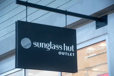 Genting, Malezya - 8 Haziran 2022: Güneş gözlüğü dükkânı ve Genting Highland Premium Outlet, Malezya. Sunglass Hut, Miami 'de kurulmuş uluslararası güneş gözlüğü perakendecisi.