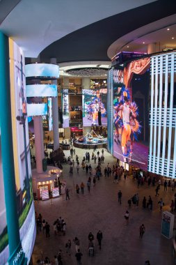 Genting, Malezya - 10 Haziran 2022: Genting Highlands 'taki First World Plaza' da insanlar alışveriş yapıyor. Dükkanlardan, restoranlardan ve kapalı bir lunaparktan oluşan bir alışveriş merkezi.,