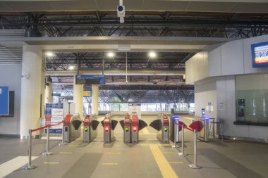 Kuala Lumpur, Malezya - Haziran 07, 2022: Kuala Lumpur 'daki ETS treninin geçidi. KTM ETS, Malezya 'da işletilen bir şehirler arası demiryolu hizmetidir ve ülkenin en hızlı trenidir..