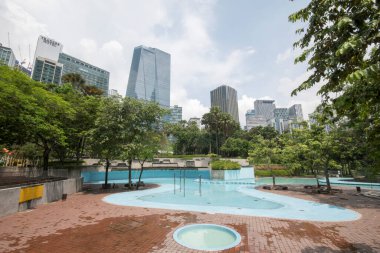 Kuala Lumpur, Malezya - Haziran 07, 2022: KLCC Park 'ın güzel manzarası. Suria KLCC Kuala Lumpur yakınlarında bir parktır.