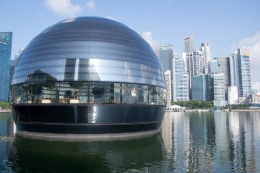 Singapur, 15 Mayıs 2022, Marina Bay Sands 'deki Apple Store. Dünyada su üzerinde yüzen ilk Apple mağazası..