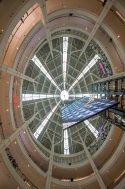 Kuala Lumpur, Malezya - 7 Haziran 2022: Kuala Lumpur 'daki Suria KLCC alışveriş merkezinin iç çekimi. Suria KLCC, Petronas İkiz Kuleleri 'nin eteklerinde bulunan 6 katlı bir alışveriş merkezi.