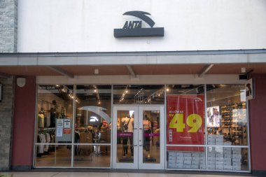 Genting, Malezya - 9 Haziran 2022 Genting Highlands Premium Outlets, Malezya. Anta Sports, Çin 'de bir spor giyim markası.