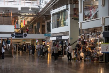 Kuala Lumpur, Malezya - 9 Haziran 2022: Kimliği belirsiz kişiler Kuala Lumpur Malezya 'daki merkezi pazarı ziyaret etti