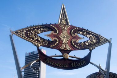 Kuala Lumpur, Malezya - Haziran 2022: 'wau bulan' ın ulusal sembolü, Kasturi Caddesi 'nin ana girişinin üzerindeki kelebeğe benzeyen Malay uçurtması türüdür.