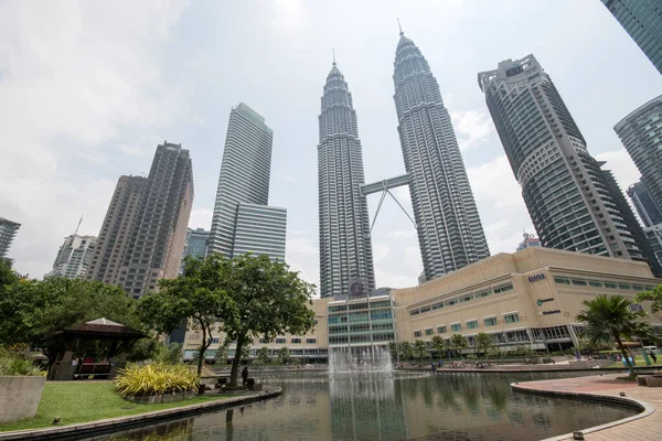 马来西亚吉隆坡 2022年6月7日 马来西亚吉隆坡市具有里程碑意义的Petronas Twin Towers和Klcc Twin Towers 这些塔是世界上最高的双子塔 — 图库照片
