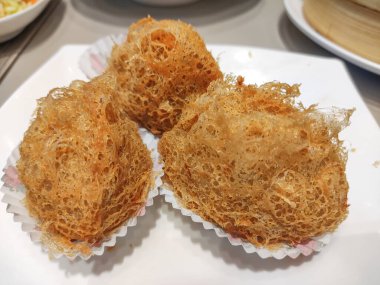 Bol yağda kızartılmış arı kovanı kıymalı tatlı patates gibi. Çin Dim Sum