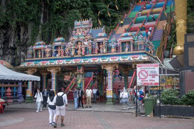 Kuala Lumpur, Malezya - Haziran 2022: Batu Mağaralarına giriş, büyük ve küçük mağaraları ve Hindistan dışında çok popüler bir Hindu tapınağı olan kireçtaşı tepesi