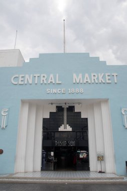 Kuala Lumpur, Malezya - Haziran 07, 2022: Kuala Lumpur 'daki Central Market adlı sanat deco binasının ana girişi. Pazar 1888 'de inşa edildi.