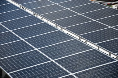 Yeşil enerjiyi kullanmak için Singapur 'daki HDB bloğunun tepesine güneş paneli kuruldu