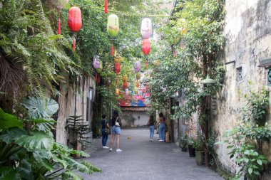 Kuala Lumpur, Malezya - 17 Nisan 2022: Lorong 'daki eski tarihi evler ve dükkanlar veya Kuala Lumpur' daki Jalan Panggung KL 'de yerleşilebilir bir konuma dönüştürüldü.