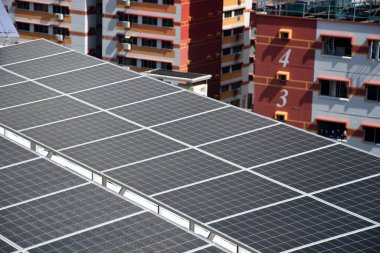 Singapur-30 Temmuz 2022: Yeşil enerjiden yararlanmak için Singapur 'daki HDB bloğunun tepesine güneş paneli kuruldu