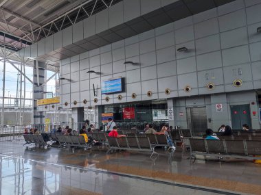 Johor Bahru, Malezya, 8 Ekim 2022. İnsanlar JB Sentral Tren İstasyonu 'nda Singapur' a giden treni bekliyor, Johor. Johor Bahru 'da birleşik bir ulaşım merkezidir.