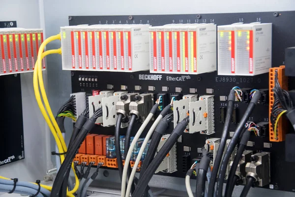 Singapur - 18 Ekim 2022: Programlanabilir Mantık Denetleyici PLC çok çeşitli endüstriyel otomasyon sistemlerinin kontrolü için gelişmiş teknoloji
