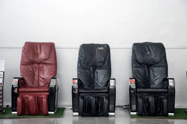 Cingapura Oct 2022 Cadeiras Massagem Couro Máquina Venda Automática Shopping — Fotografia de Stock
