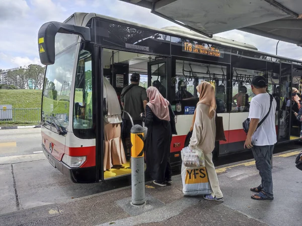 Singapur Oktober 2022 Passagiere Steigen Singapur Einen Doppeldeckerbus Bus Ist — Stockfoto