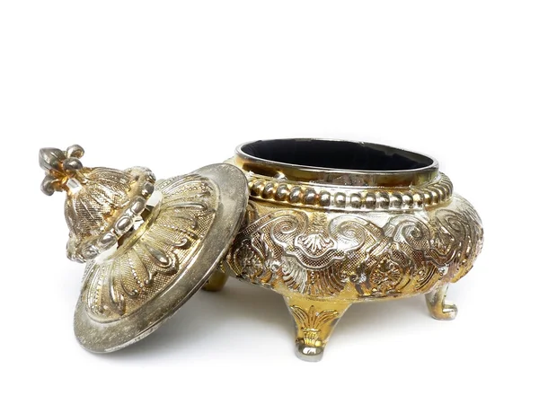 Caixa de jóias de filigrana gasta vintage isolada em branco — Fotografia de Stock