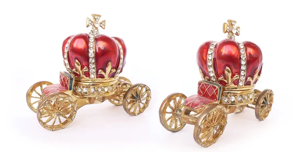 taşıma ve corona whit üzerinde izole kırmızı mücevher kutusu şekil